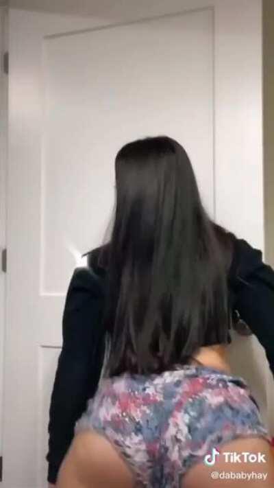 White girl twerk - slow mo