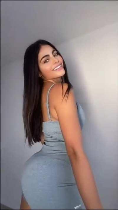 Pretty face and a big 🍑