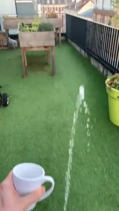 Throwing hot water into non freezing air