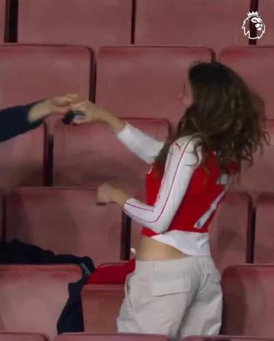 Casal comemorando a vitória do Arsenal por 5 a 0 sobre o Chelsea, no Emirates Stadium.