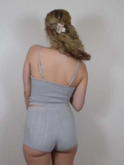 Plump booty teen babe