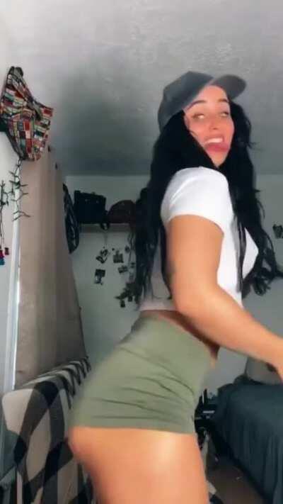 She knows how to shake her 🎂