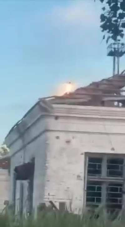 Footage of Russian soldiers in civilian clothing desperatly trying to shoot down a Ukrainian thermite FPV quad burning down their storage in an abandoned house.