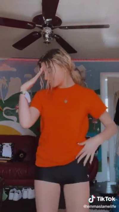 Idk why but the way she moves in this video is hot af to me