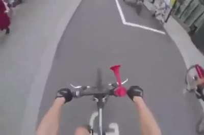 Viral Twitter Video with a LOT of negative replies. Do you think videos like this hurt the perception of Bikers or highlight how difficult it can be to bike in car-centric cities?