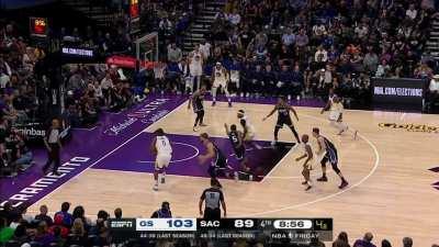 [Highlight] Looney crosses up Sabonis for the blow by dunk