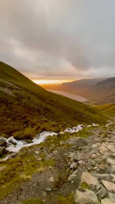 Descending Scafell Pike (Highest Mountain in England 🏴󠁧󠁢󠁥󠁮󠁧󠁿) - The Lake District ⛰