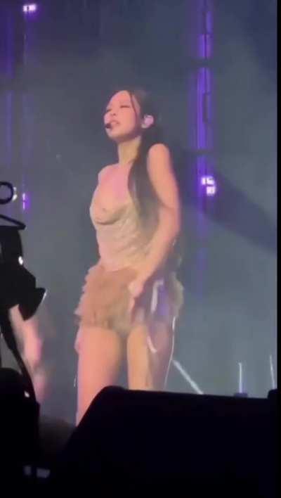 so bouncy boobs jennie and I love hoe her arms touched her boobs and the cleavage line shows more 💦