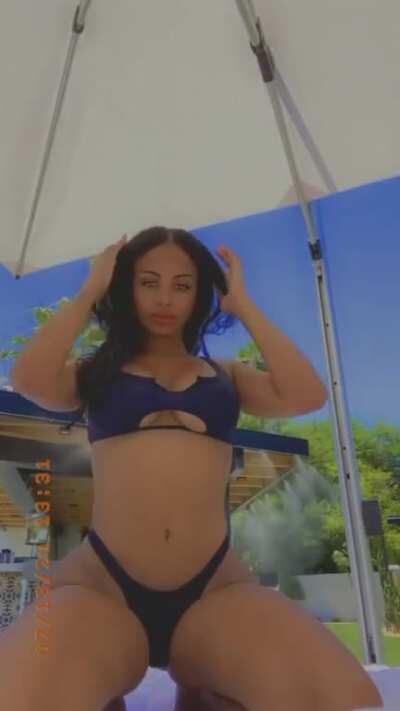 Ana lookin like a Snack 😋