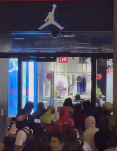 Jordan Store Being Looted in Los Angeles