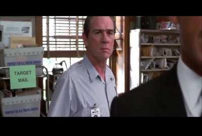 Acalorada discusión ente el agente J y Mafe Walker en Men in Black