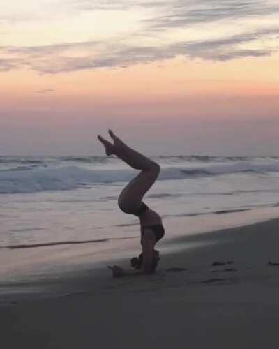 Йога на пляже на фоне волн...