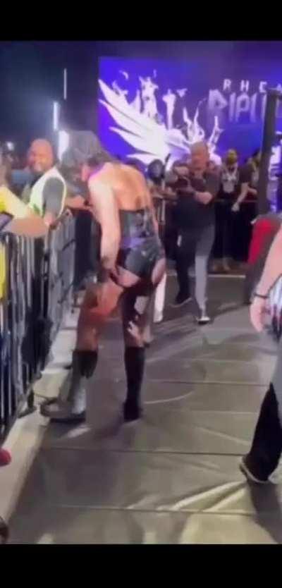 Rhea walking around with a full blown wedgie in full mami mode getting into it with someone in the crowd looking extra cheeky. She knew exactly what she was doing here 🍑🥵