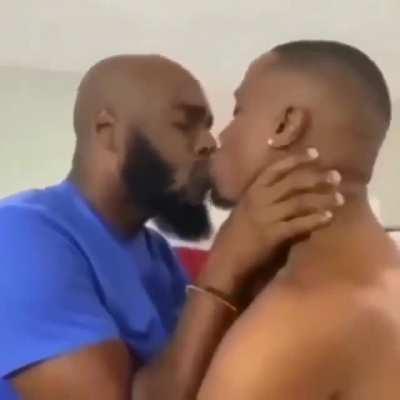 Adami cigkofte yer gibi yiyor aq