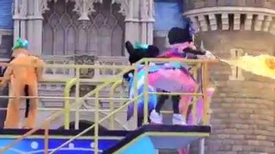 Minnie! Get the Flammenwerfer!