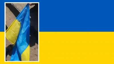 Ukranian flag unfurled above Mariupol on Independence Day. A reminder for the occupiers.