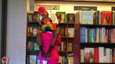 🤡🎪NEW🎪🤡Barn3s & N0bles sells more than books 🤫📚💦 full vid in comments ‼️