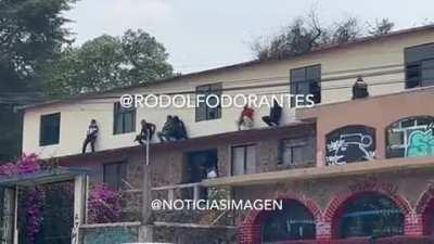 🚨🚨Shootout outside Mexico city 14 people detained and 2 people that were kidnapped freed 🚨🚨