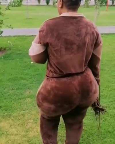 🍑🍑💥STRETCHING TF OUTTA THOSE PANTS 🍑😍👅