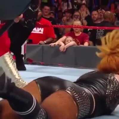 Becky's clapping lasscheeks
