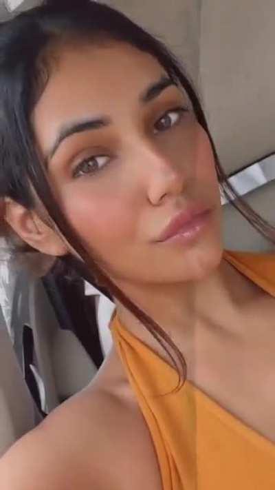 radhika flaunting her damn sexy cleavage