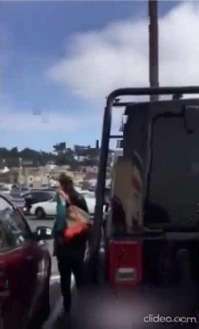 Компенсирует тупость наглостью