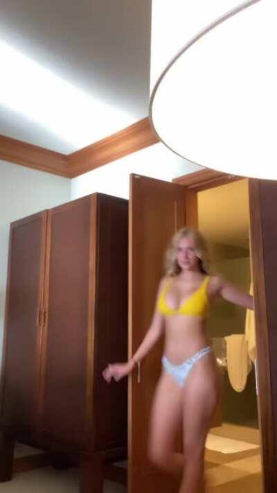 @alyssalkosar — fine af