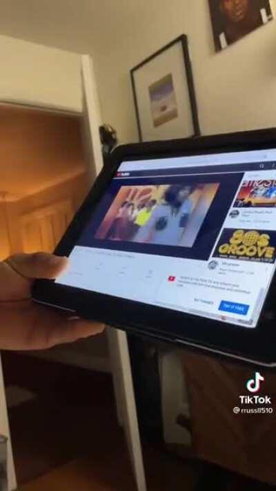 Kurz gedacht, das ist ein Skit von Antoine...