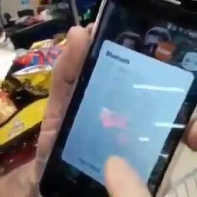 Olha o nível de gadismo! Não basta acreditar que vacinas contém chips. É preciso crer também que esses chips, sabe-se lá como, são facilmente rastreáveis através do bluetooth do seu celular e ainda posar de altruísta como se tivesse fazendo um favor à hum