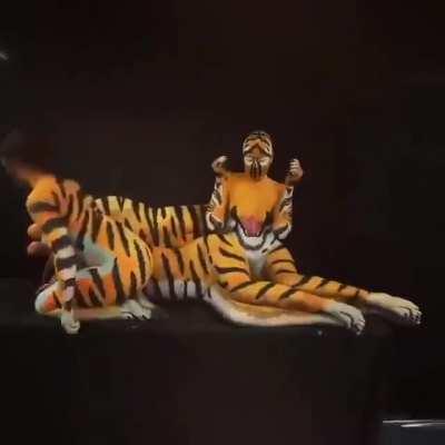 без ничего, но сильно накрашенные, в количестве 4х человек, медленно превращаются в символ наступающего 2022 года