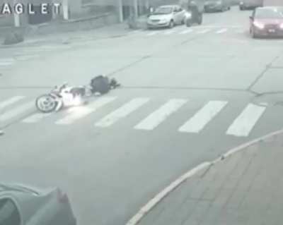 Necochea: Circulaba en moto por el centro de la Ciudad y se le cruzó un caballo.