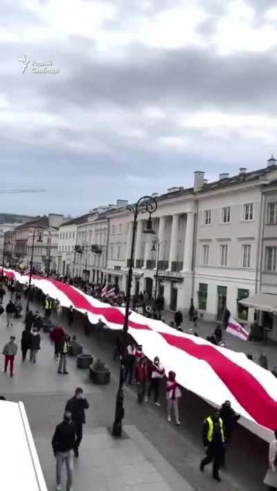 The march to Freedom Day began in Warsaw. Participants of the campaign carry a large white-red-white flag in their hands. Organizers of the action say that this is the largest Belarusian flag in the world - 330 meters! Video credit: Radio Liberty