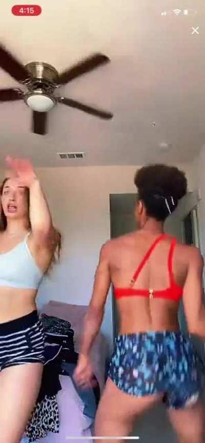 Omg bikini Malfunction pussy all out😍