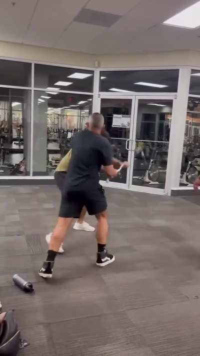 Gym fight over a cable machine 🤣