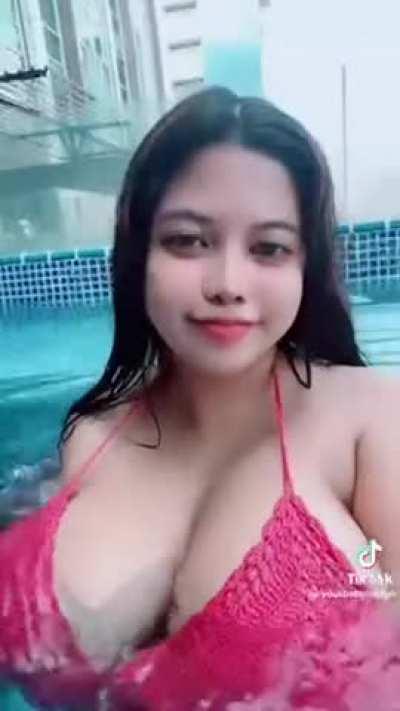 Babymelon69’s huge boobs bouncing in bikini in pool