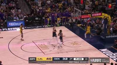 [Highlight] Lebron soars up in transition with mean intentions