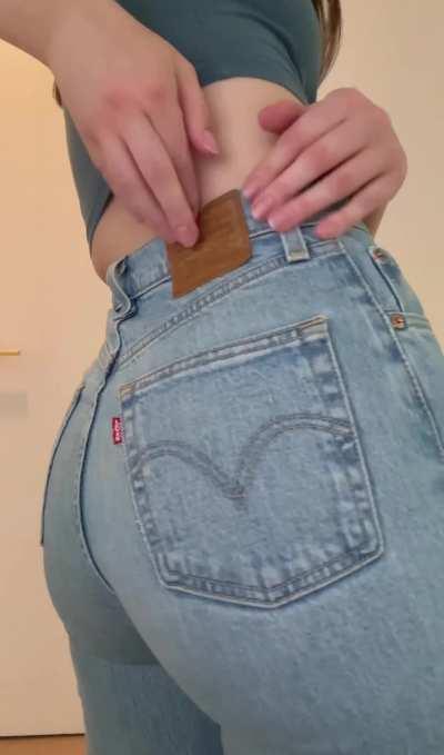 I bet you’d love to run your hands all over my ass in Levi’s 