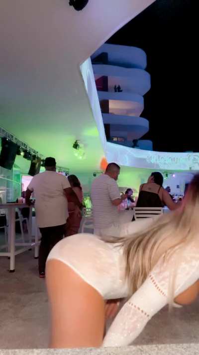 Just a random gif for you to enjoy.