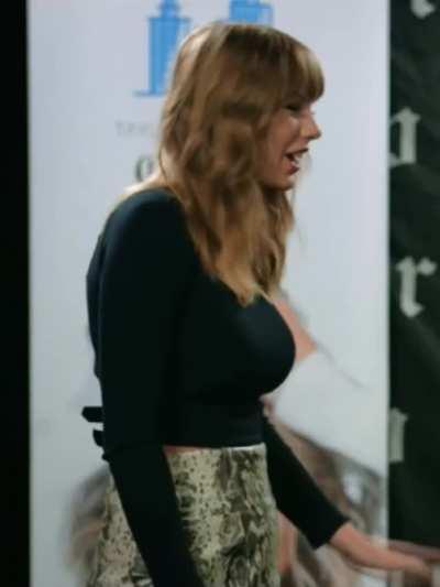 Taylor Swift has some big tits