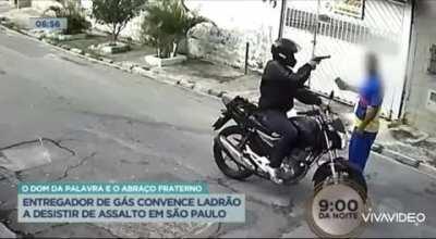 Victim of robery convinces bad guy to let him go because they both are Palmeiras fans, who recently lost!!