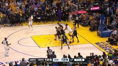 [Highlight] Curry misses the floater and the Kings call timeout down 1 with 10s left!