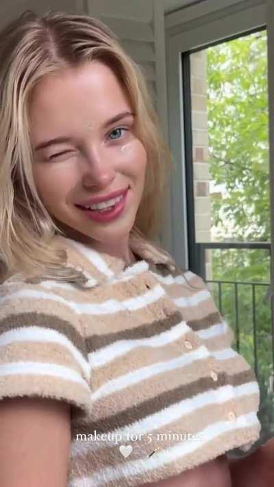 Alla Bruletova looking so good doing her makeup