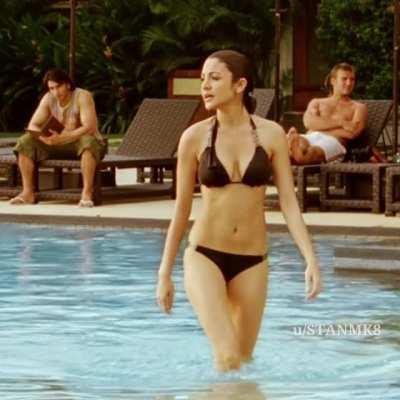 Anushka Sharma - Bikini Scene in Ladies Vs Ricky Bahl 2011