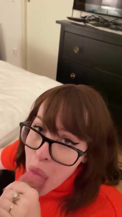 Velma from Scooby Doo cosplayer