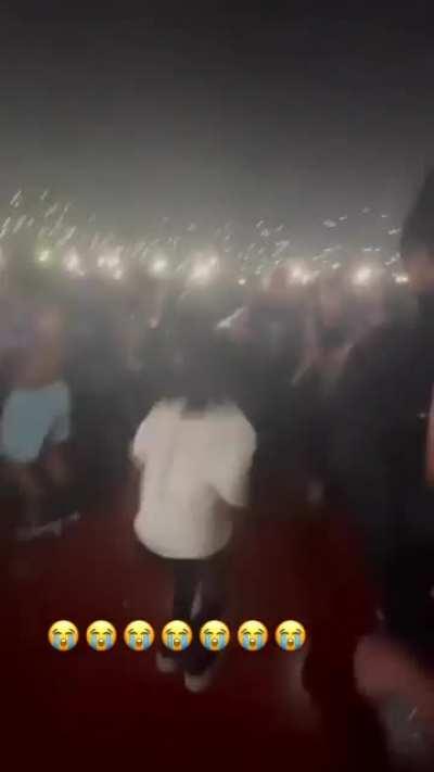 Y’all gotta chill at these shows 💀😭