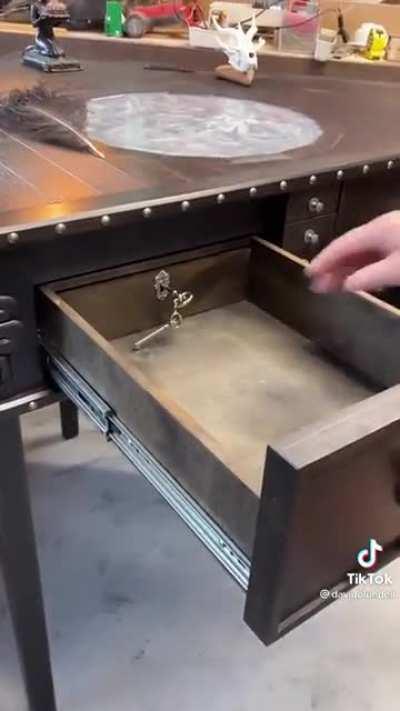 Какой интересный стол.