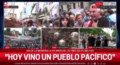 Un manifestante en contra de Milei se largó a llorar en plena nota.