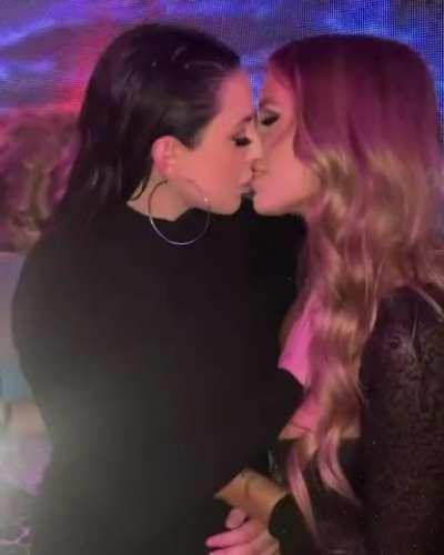 On stage hot makeout