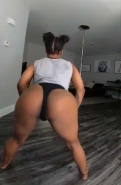Sarah Banks twerking