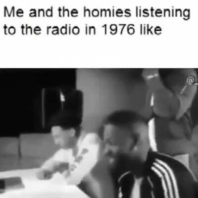 Los pibes escuchando la radio en 1976